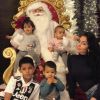 Georgina Rodriguez pose avec les trois enfants de Cristiano Ronaldo et leur fille, avec le Père Noël dans leur maison de Turin (photo postée sur Instagram le 27 novembre 2018).