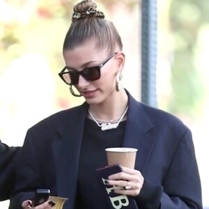 Exclusif - Hailey Baldwin Bieber plaisante avec une amie à son arrivée chez son styliste à West Hollywood. Hailey porte un pantalon en vinyle noir. Le 29 novembre 2018