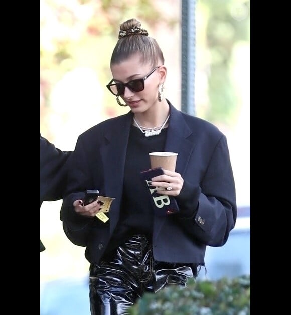 Exclusif - Hailey Baldwin Bieber plaisante avec une amie à son arrivée chez son styliste à West Hollywood. Hailey porte un pantalon en vinyle noir. Le 29 novembre 2018