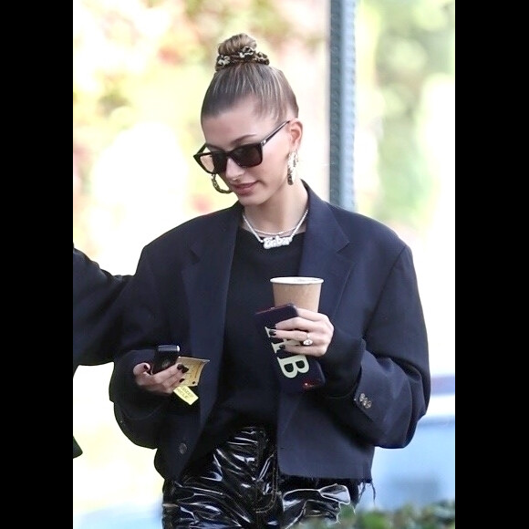 Exclusif - Hailey Baldwin Bieber plaisante avec une amie à son arrivée chez son styliste à West Hollywood. Hailey porte un pantalon en vinyle noir. Le 29 novembre 2018