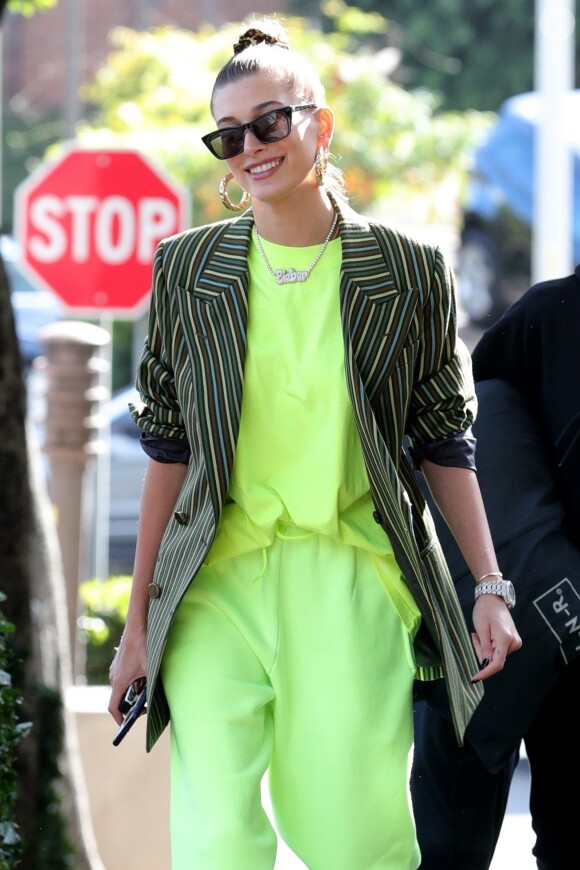 Exclusif - Hailey Baldwin Bieber en total look fluorescent jaune à la sortie du salon de coiffure Nine Zero One à West Hollywood. Hailey porte un collier avec l'inscription Bieber! Le 29 novembre 2018
