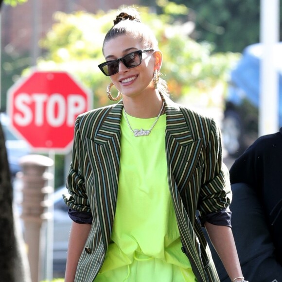 Exclusif - Hailey Baldwin Bieber en total look fluorescent jaune à la sortie du salon de coiffure Nine Zero One à West Hollywood. Hailey porte un collier avec l'inscription Bieber! Le 29 novembre 2018