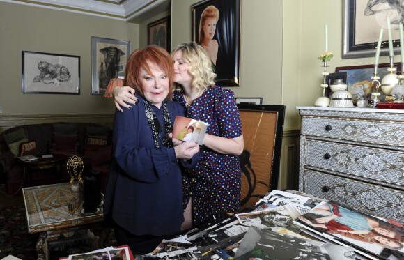 Exclusif - Rendez-vous avec la chanteuse Regine et sa petite-fille Daphne dans son appartement parisien. Le 16 janvier 2014