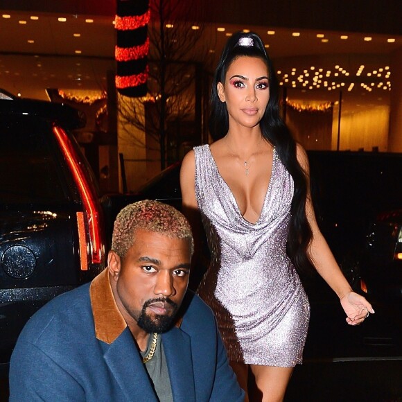 Kim Kardashian et son mari Kanye West arrivent à leur hôtel après avoir assisté au défilé de mode Versace à New York, le 2 décembre 2018.