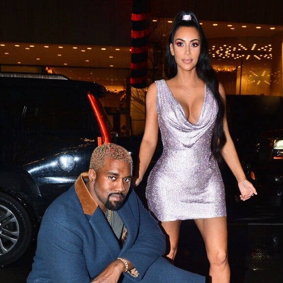 Kim Kardashian et son mari Kanye West arrivent à leur hôtel après avoir assisté au défilé de mode Versace à New York, le 2 décembre 2018.