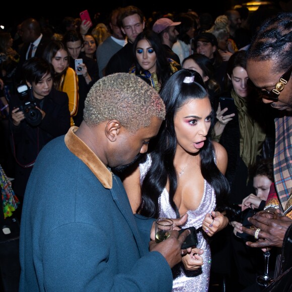 Kim Kardashian, Kanye West, 2 Chainz et Kesha Ward assistent au défilé Versace (pré-collection automne 2019) à l'American Stock Exchange à New York, le 2 décembre 2018.