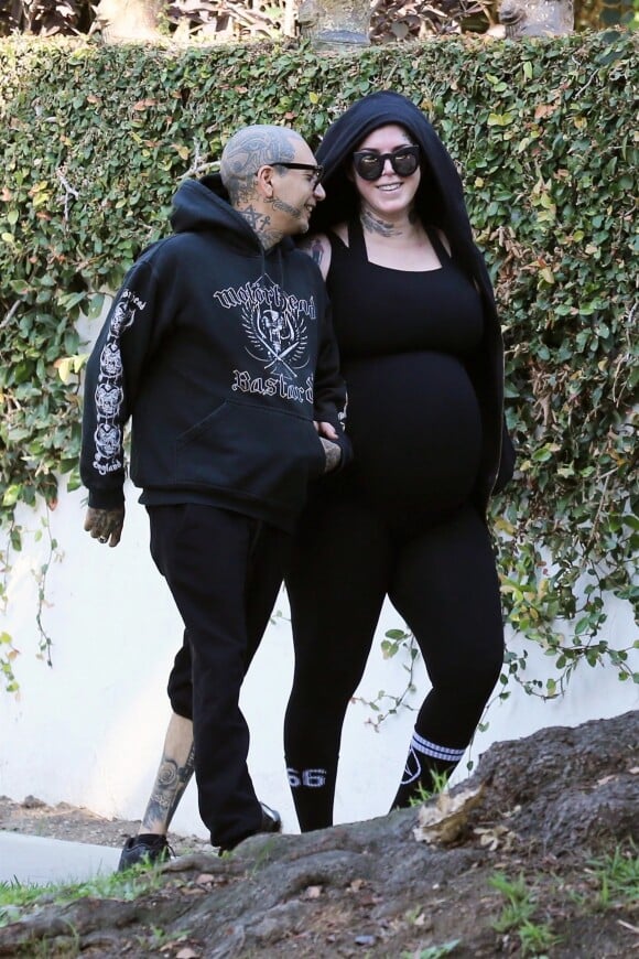 Exclusif - Kat Von D enceinte et son mari musicien Rafael Reyes font une petite balade dans Los Angeles le 10 novembre 2018.
