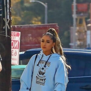 Exclusif - La chanteuse Ariana Grande se rend à dans un studio d'enregistrement avec son assistant à West Hollywood, Los Angeles, Californie, Etats-Unis, le 9 novembre 2018.