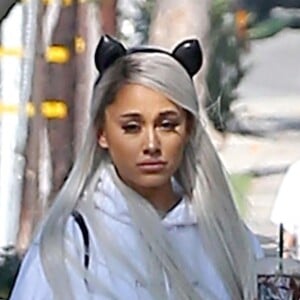 Exclusif - La chanteuse Ariana Grande, avec un serre-tête oreilles de chat, se rend à dans un studio d'enregistrement à West Hollywood, Los Angeles, Californie, Etats-Unis, le 8 novembre 2018.