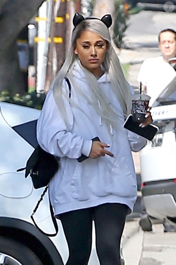 Exclusif - La chanteuse Ariana Grande, avec un serre-tête oreilles de chat, se rend à dans un studio d'enregistrement à West Hollywood, Los Angeles, Californie, Etats-Unis, le 8 novembre 2018.