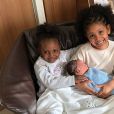 Sienna et Aïda avec leur petit frère Tidiane à la maternité. Photo publiée sur Instagram le 24 février 2018.