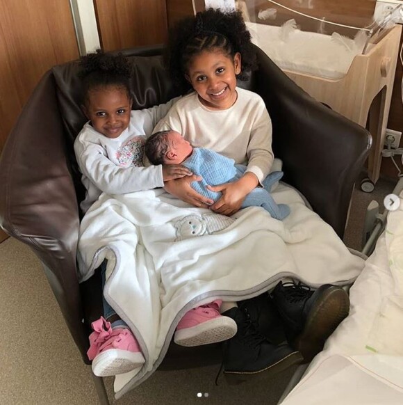 Sienna et Aïda avec leur petit frère Tidiane à la maternité. Photo publiée sur Instagram le 24 février 2018.