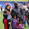 Majda et Mamdou Sakho avec leurs trois enfants Tidiane, Aida et Sienna sur la pelouse de Crystal Palace. Mai 2018.