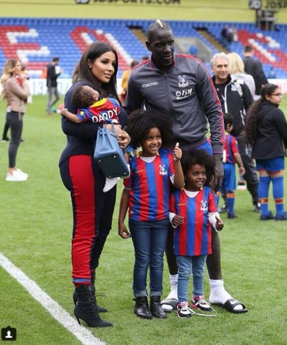 Majda et Mamdou Sakho avec leurs trois enfants Tidiane, Aida et Sienna sur la pelouse de Crystal Palace. Mai 2018.