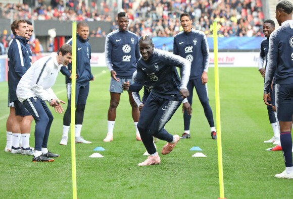 Mamadou Sakho à l'échauffement avec l'équipe de France.