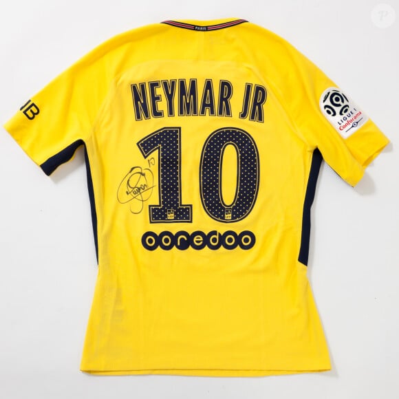 Neymar Jr met en vente l'un de ses maillots du PSG pour la vente aux enchères en faveur de son association AMSAK - Agir pour les autres, avec Vestiaire Collective, le 9 décembre 2018.