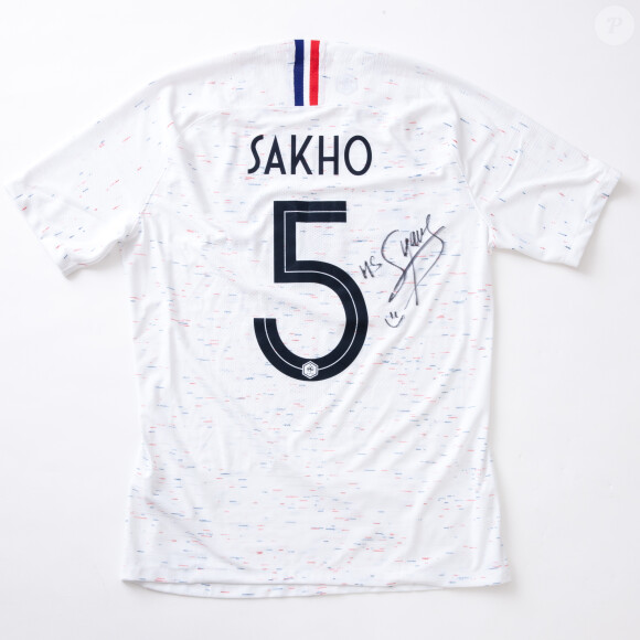 Mamadou Sakho met en vente l'un de ses maillots de l'équipe de France pour la vente aux enchères en faveur de son association AMSAK - Agir pour les autres, avec Vestiaire Collective, le 9 décembre 2018.