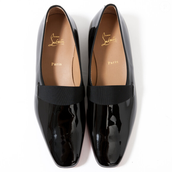 Omar Sy met en vente une paire de chaussures Christian Louboutin pour la vente aux enchères en faveur de son association AMSAK - Agir pour les autres, avec Vestiaire Collective, le 9 décembre 2018.