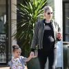 Paige Butcher, enceinte fait du shopping avec sa fille Izzy à Los Angeles le 24 novembre 2018.