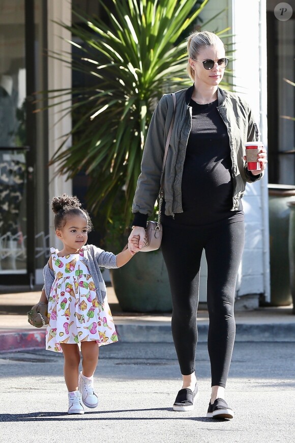 Paige Butcher, enceinte fait du shopping avec sa fille Izzy à Los Angeles le 24 novembre 2018.