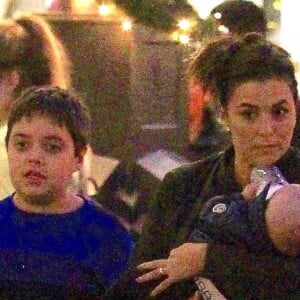 Exclusif - Eva Longoria fait du shopping avec son fils Santiago dans les bras à The grove à Los Angeles. Le 20 novembre 2018