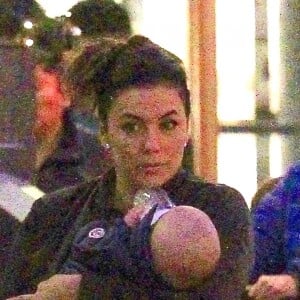 Exclusif - Eva Longoria fait du shopping avec son fils Santiago dans les bras à The grove à Los Angeles. Le 20 novembre 2018