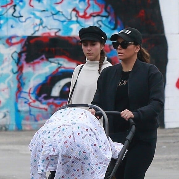 Exclusif - Eva Longoria et son mari José Baston sont allés faire du shopping avec leur fils Santiago à Los Angeles. Le 19 novembre 2018