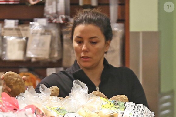 Exclusif - Eva Longoria fait ses courses chez Whole Foods dans le quartier de Beverly Hills à Los Angeles, Californie, Etats-Unis, le 19 novembre 2018.