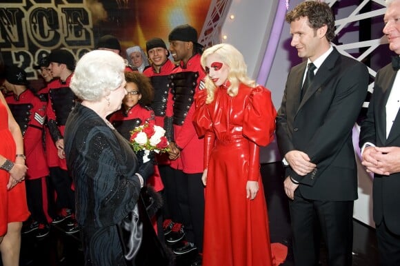 Lady Gaga rencontre Elizabeth II à Blackpool, le 7 décembre 2009.