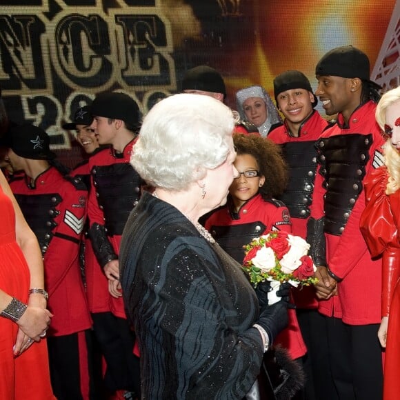 Lady Gaga rencontre Elizabeth II à Blackpool, le 7 décembre 2009.