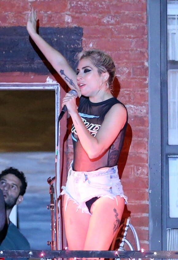 Lady Gaga surprend ses fans en donnant un concert dans un bar de New York le 20 octobre 2016.