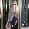 Lady Gaga sort en portant son nouveau chien dans un sac de la marque Louis Vuitton d'un immeuble à New York, le 23 novembre 2016.