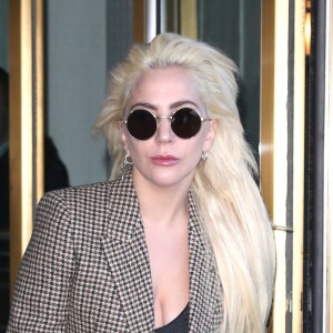 Lady Gaga sort en portant son nouveau chien dans un sac de la marque Louis Vuitton d'un immeuble à New York, le 23 novembre 2016.