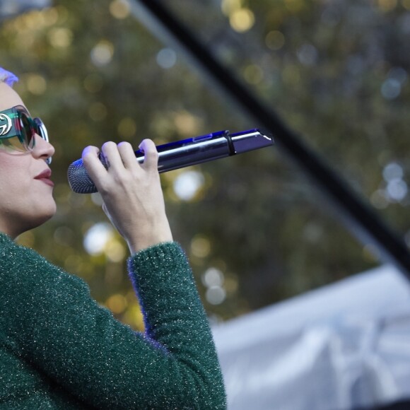 Katy Perry sur la scène du One Love Malibu Festival for Woolsey Fire Recovery à Calabasas le 2 décembre 2018.