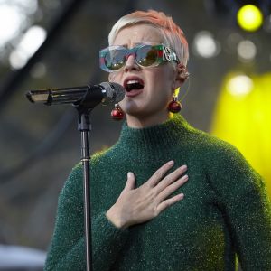 Katy Perry sur la scène du One Love Malibu Festival for Woolsey Fire Recovery à Calabasas le 2 décembre 2018.