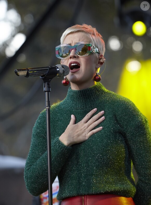 Katy Perry sur la scène du One Love Malibu Festival for Woolsey Fire Recovery à Calabasas le 2 décembre 2018.