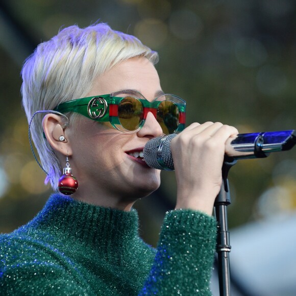 Katy Perry sur la scène du One Love Malibu Festival for Woolsey Fire Recovery à Calabasas le 2 décembre 2018.