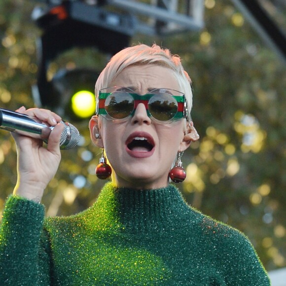 Katy Perry sur la scène du One Love Malibu Festival for Woolsey Fire Recovery à Calabasas le 2 décembre 2018.