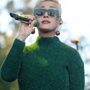 Katy Perry sur la scène du One Love Malibu Festival for Woolsey Fire Recovery à Calabasas le 2 décembre 2018.