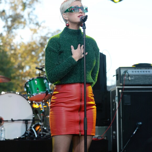 Katy Perry sur la scène du One Love Malibu Festival for Woolsey Fire Recovery à Calabasas le 2 décembre 2018.