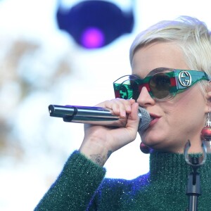 Katy Perry sur la scène du One Love Malibu Festival for Woolsey Fire Recovery à Calabasas le 2 décembre 2018.