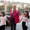 Laeticia Hallyday récupère ses filles devant le domicile de son amie Anne Marcassus puis lui rend visite à Paris le 16 octobre 2018.