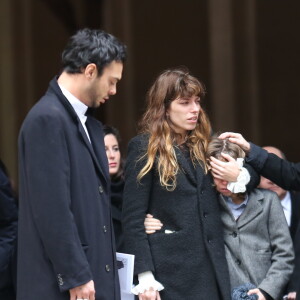 Roman de Kermadec (Fils de Kate Barry), Lou Doillon et son fils Marlowe, Jane Birkin - Sortie des obsèques de Kate Barry en l'église Saint-Roch à Paris. Le 19 décembre 2013