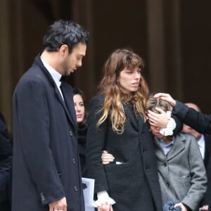 Roman de Kermadec (Fils de Kate Barry), Lou Doillon et son fils Marlowe, Jane Birkin - Sortie des obsèques de Kate Barry en l'église Saint-Roch à Paris. Le 19 décembre 2013