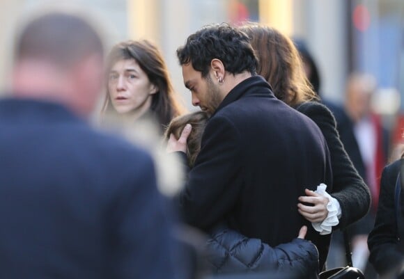 Charlotte Gainsbourg et Roman de Kermadec (Fils de Kate Barry) serrant dans ses bras Marlowe (fils de Lou Doillon) - Sortie des obsèques de Kate Barry en l'église Saint-Roch à Paris. Le 19 décembre 2013