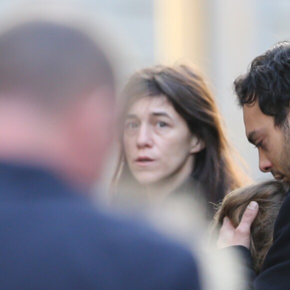 Charlotte Gainsbourg et Roman de Kermadec (Fils de Kate Barry) serrant dans ses bras Marlowe (fils de Lou Doillon) - Sortie des obsèques de Kate Barry en l'église Saint-Roch à Paris. Le 19 décembre 2013