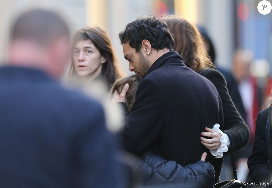 Zaklampen enthousiasme Pef Charlotte Gainsbourg et Roman de Kermadec (Fils de Kate Barry) serrant dans  ses bras Marlowe (fils de Lou Doillon) - Sortie des obsèques de Kate Barry  en l'égli - Purepeople