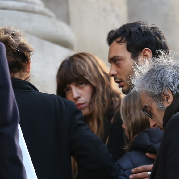 Lou Doillon, Roman de Kermadec (Fils de Kate Barry), Marlowe (fils de Lou Doillon) et Oury Milshtein (dernier compagnon de Kate Barry) - Sortie des obsèques de Kate Barry en l'église Saint-Roch à Paris. Le 19 décembre 2013