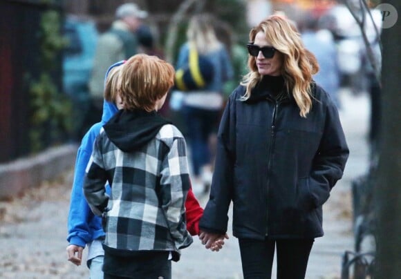 Exclusif - Julia Roberts se balade à New York avec ses enfants le 3 décembre 2018.
