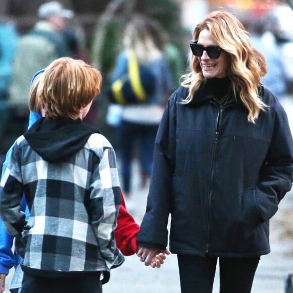 Exclusif - Julia Roberts se balade à New York avec ses enfants le 3 décembre 2018.